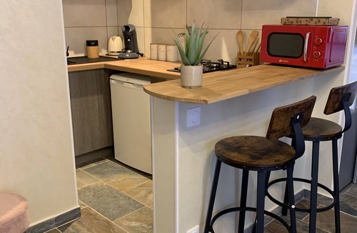 L'Abergement-Sainte-Colombe Apartment | Self-contained apartment with garden and swimming pool