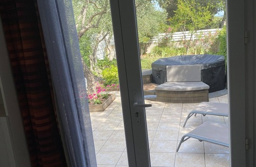Pignan Apartment | Self-contained apartment in the heart of the garrigues. Spa garden. pets allowed