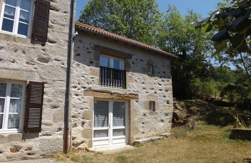 Lorcieres Cottage | Semi-detached house in Lorcières with BBQ, pets allowed