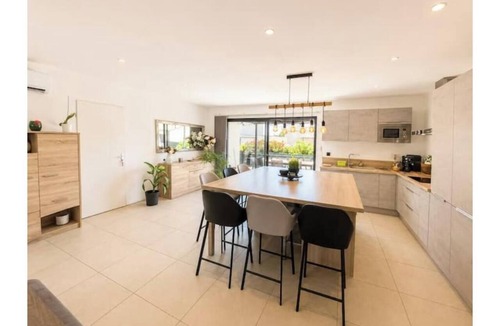 Bollene House | Single-family home with a pool