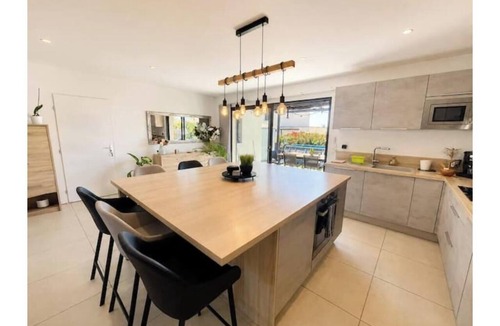 Bollene House | Single-family home with a pool