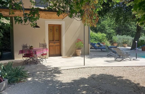 Mirabel-aux-Baronnies Cottage | SMALL PROVENÇAL FARMHOUSE FOR UP TO 2 PEOPLE, 6 KM FROM VAISON, IN A QUIET LOCATION FACING THE VENTOUX