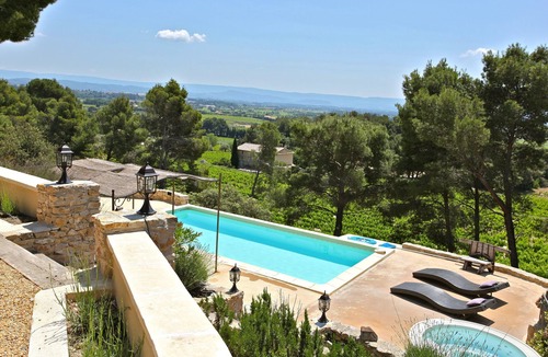 Beaumes-de-Venise Villa | South-facing Provencal villa. Dominant view. Swimming pool open from April to October