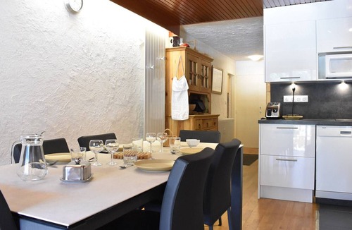Meribel Centre Apartment | Spacious 4-Room Cabin Apartment for 8 with Balcony, Near Ski Pistes and Shops in Méribel