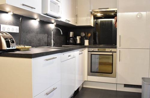 Meribel Centre Apartment | Spacious 4-Room Cabin Apartment for 8 with Balcony, Near Ski Pistes and Shops in Méribel
