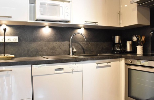 Meribel Centre Apartment | Spacious 4-Room Cabin Apartment for 8 with Balcony, Near Ski Pistes and Shops in Méribel