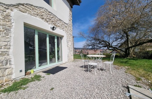 Orchamps-Vennes Apartment | Spacious and peaceful apartment in house