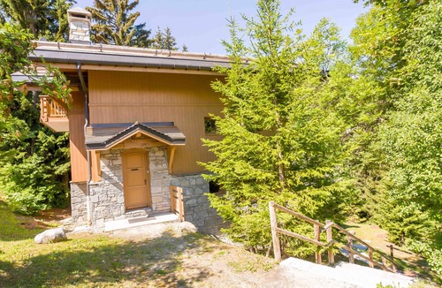 La Perriere Ski Chalet | Spacious bright La Tania chalet, sleeps 10, close to the piste.