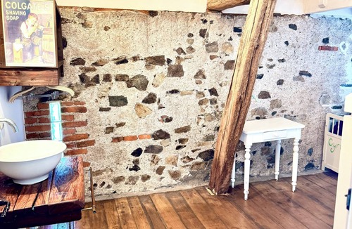 Chalmoux House | Spacious Burgundy Farmhouse Getaway | Vineyards, Firelight & Family Dinners