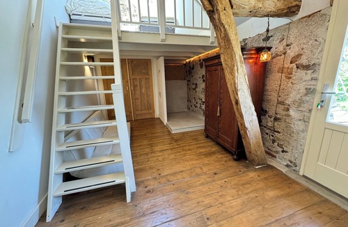 Chalmoux House | Spacious Burgundy Farmhouse Getaway | Vineyards, Firelight & Family Dinners