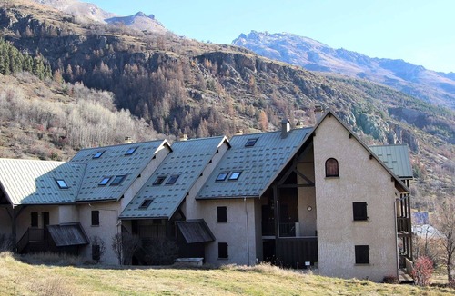 Monetier-les-Bains Apartment | Spacious 4-bedroom apartment, near center and slopes, private parking