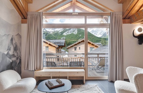 Monetier-les-Bains Apartment | Spacious apartment in Monêtier-les-Bains with parking and terrace