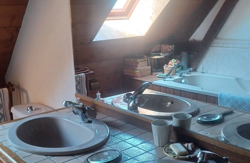 Saint Usuge Cottage | Spacious gîte in a quiet location in the countryside. Pets allowed