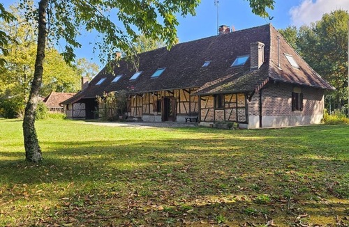 Saint Usuge Cottage | Spacious gîte in a quiet location in the countryside. Pets allowed