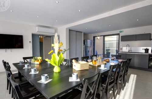 Montchal Cottage | Spacious gîte with jacuzzi and garden in Montchal