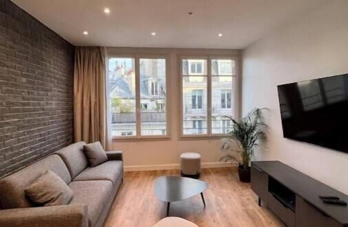 Quartier du Mail Apartment | Spacious, recently renovated loft with air conditioning