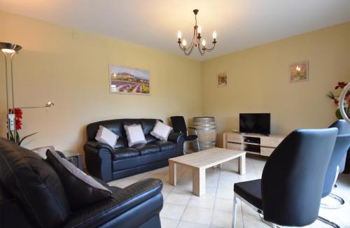 Beaumes-de-Venise Villa | Spacious Villa with Pool