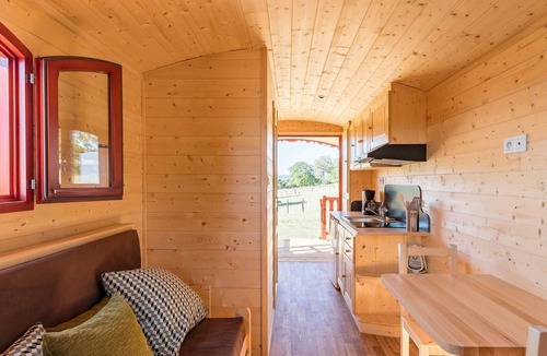 Vy-le-Ferroux Cottage | Stay in a caravan with pool and WiFi in Saône Valley