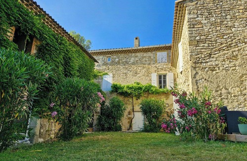 Roynac Apartment | Stone farmhouse near Grignan château in Drôme