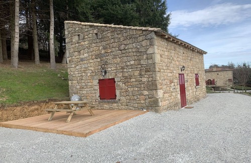 Saint-Apollinaire-de-Rias House | Stone and wood character house in a newly converted sheepfold.