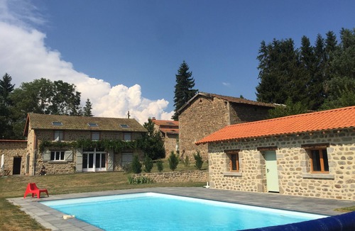 Saint-Dier-dʼAuvergne House | Stone house with heated pool and large wooded grounds WIFI