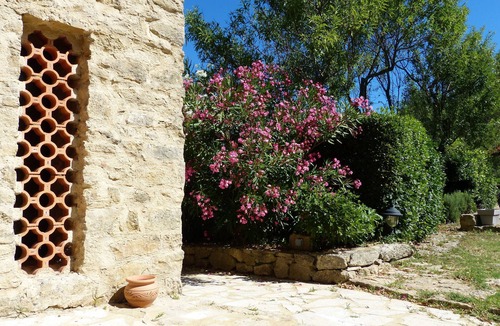 La Roque-sur-Pernes House | *Stones, calm and comfort on 5000 m2 of land.