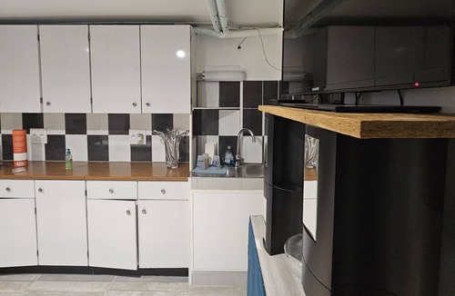 Orgelet Apartment | Studio 1 Chambre, Cosy au Calme. Salle de Bains, WC Séparé et Grande Cuisine