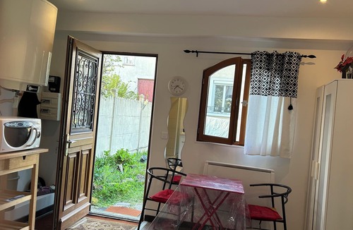 Velizy-Villacoublay Apartment | Studio 17m au Fond du Jardin, Très Calme , 10 min de Château de Versailles,