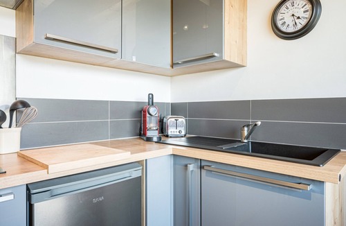 Notre-Dame-du-Pre Apartment | Studio Apartment 'De Charme Montagne' with Mountain View, Private Terrace and Wi-Fi