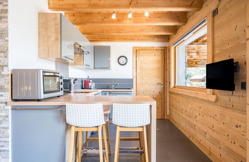 Notre-Dame-du-Pre Apartment | Studio Apartment 'De Charme Montagne' with Mountain View, Private Terrace and Wi-Fi