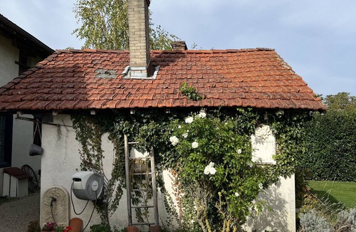 Foissiat Apartment | Studio Apartment "Le Saule" with Shared Garden