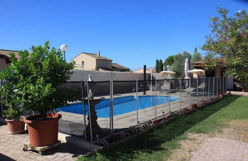 Taillades Apartment | Studio au Pied du Luberon Avec Piscine