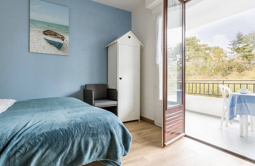 Quimiac Apartment | Studio avec balcon, à 200m de la plage, proche commerces et restos, parking privé, lit bébé inclus