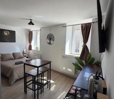 Villersexel Apartment | Studio cosy neuf, Cafe offert, Fibre et entree autonome