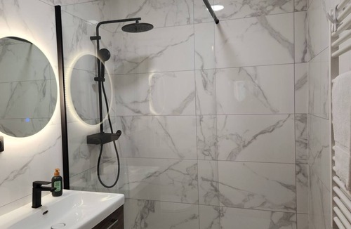 Hagondange Apartment | Studio-Ensuite with Shower-Street View-Le nid Coco