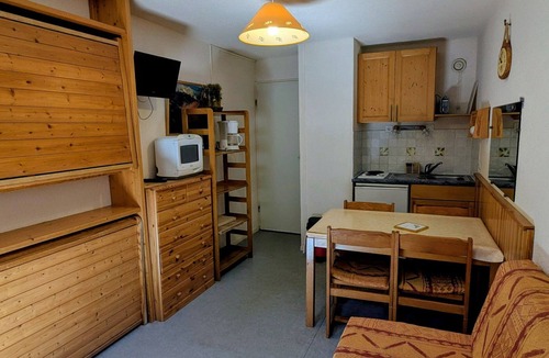 Prapoutel Apartment | Studio for 3, ski-in/ski-out, balcony