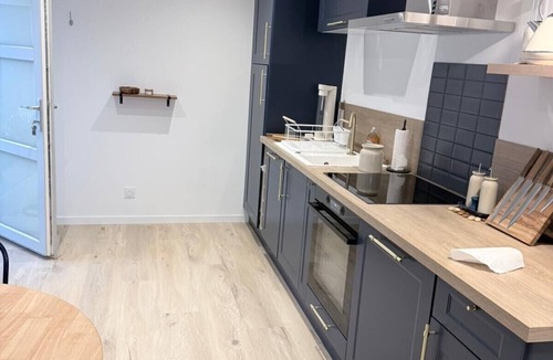 Saint-Paul-Trois-Chateaux Apartment | Studio-Suite-Ensuite with Shower-Slopeside