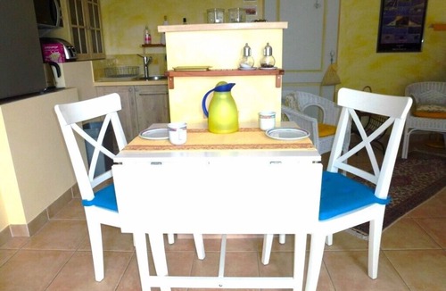 Villes-sur-Auzon Apartment | Studio in a Provençal villa with a pool in the Mont Ventoux Nature Park