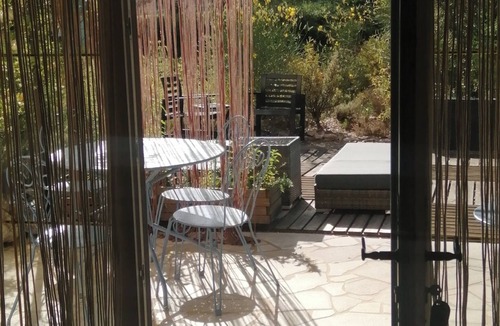 Villes-sur-Auzon Apartment | Studio in a Provençal villa with a pool in the Mont Ventoux Nature Park