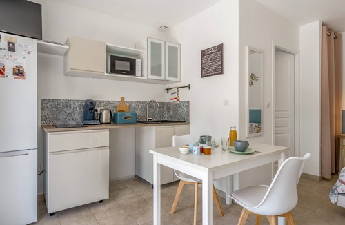 Taillades Apartment | Studio "La Fourmi" with Mountain View, Wi-Fi and Air Conditioning