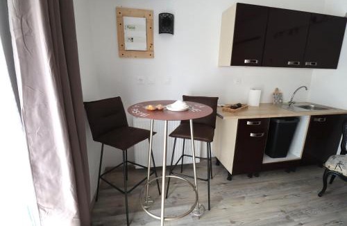 Longeault Apartment | studio Lise Marion, calme,climatisé, parking privé