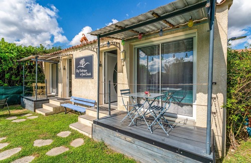 Taillades Apartment | Studio 'Luberon' with Mountain View, Wi-Fi and Air Conditioning