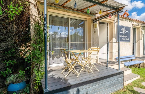 Taillades Apartment | Studio "Olivier" with Mountain View, Wi-Fi and Air Conditioning