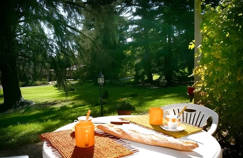 Sarlat-la-Caneda Apartment | Studio "Peaceful Retreat in Sarlat-la-Canéda" with Private Terrace, Parking & AC