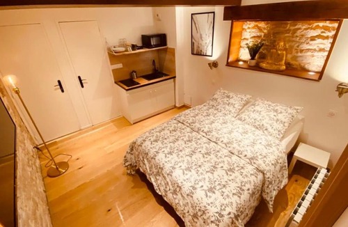 Besancon Old Town Apartment | Studio rénové avec patio, coeur du centre ville