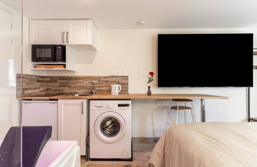 Villeneuve-le-Roi Apartment | Studio Stand by Me - Studio Apartment, Sleeps 2