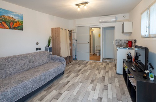 Loriol-du-Comtat Apartment | Studio "Villa Loriol du Comtat" with Shared Pool and Private Terrace