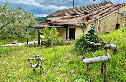 Sampzon Apartment | Studio with terrace in a quiet residential area.