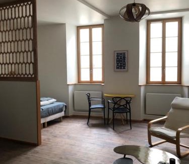 Etoile-sur-Rhone Apartment | Studios L'atelier et la chambre des toiles