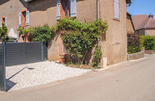 Trouvans Apartment | Stunning apartment in Trouvans with WiFi